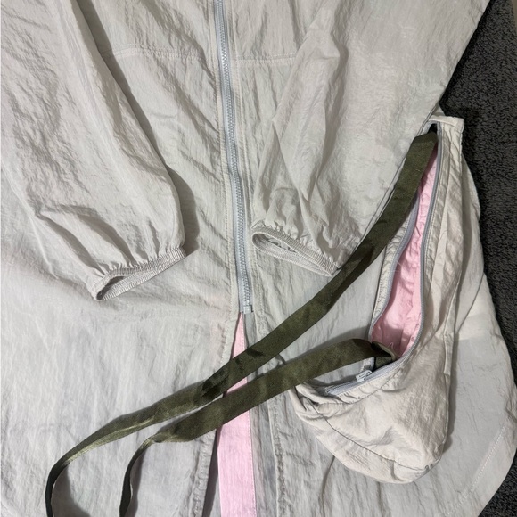 Nike Women's Light Gray Utility Jacket with Pink Logo turns into crossbody purse - Picture 4 of 7